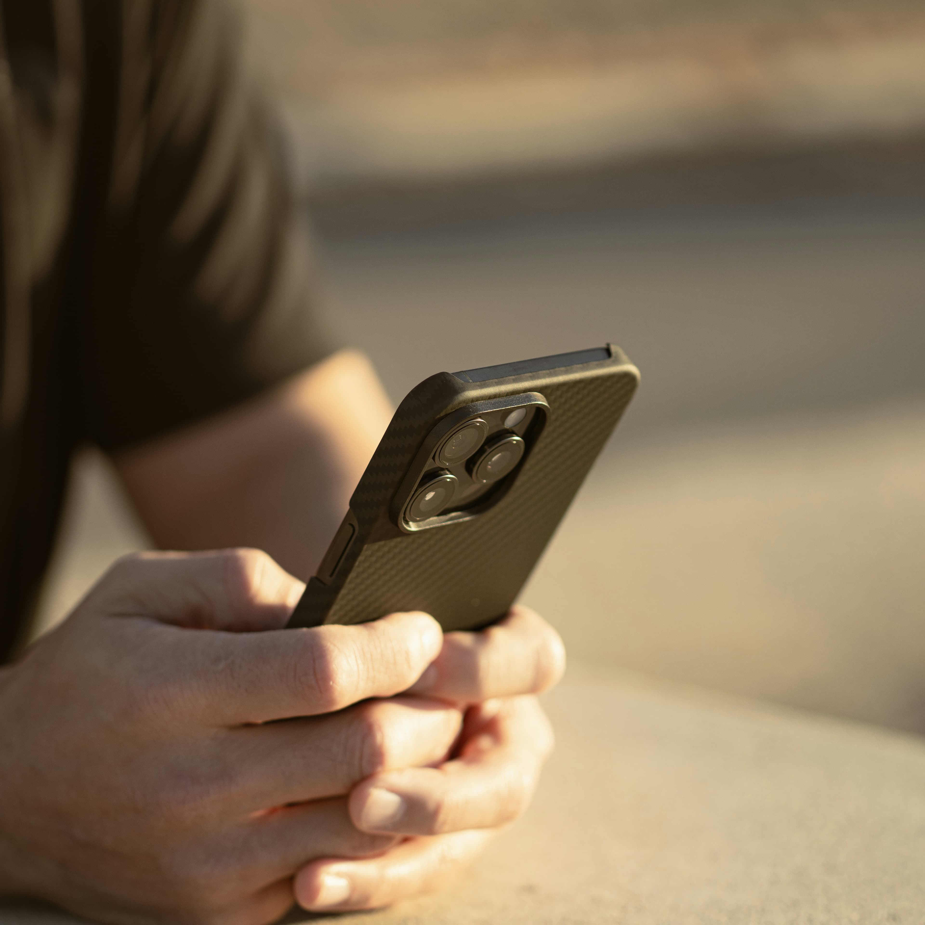 Side-by-side comparison of iPhone 15 Pro and Samsung Galaxy S24 showing design, camera systems, and displays